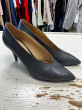 Cargar imagen en el visor de la galería, Michael Kors Pointed Toe Heels (Size 8 1/2)
