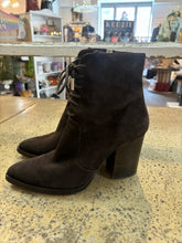 Cargar imagen en el visor de la galería, Brown Suede &amp; Leather Heeled Booties (Size 6.5)
