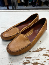 Cargar imagen en el visor de la galería, Naturalizer Leather Moccasin Loafers (Size 9.5)
