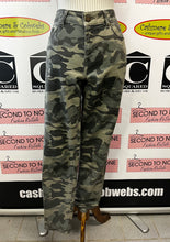Charger l'image dans la galerie, Jordache Camo Pants (Size 10)

