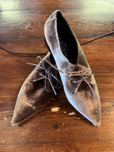 Cargar imagen en el visor de la galería, Unique Velvet Pointed Toe Lace Up Loafers (Size 10/EU 41)
