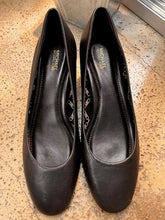 Cargar imagen en el visor de la galería, Michael Kors June Flex Black Heels (Size 9)
