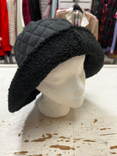 Charger l'image dans la galerie, Black Reversible Sherpa Bucket Hat
