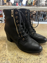 Cargar imagen en el visor de la galería, Call It Spring Lace Up Heeled Boots (Size 9)
