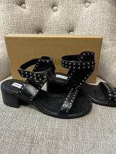 Cargar imagen en el visor de la galería, Steve Madden Stud Sandals (Size 8)
