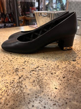 Cargar imagen en el visor de la galería, Michael Kors June Flex Black Heels (Size 9)
