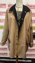 Load image into Gallery viewer, Black &amp; Caramel Reversible Light Coat (Size 20)
