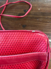 Cargar imagen en el visor de la galería, 1980s Liz Claiborne Cherry Leather Purse
