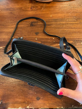Charger l&#39;image dans la galerie, The Sak Leather Wallet with Strap
