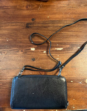 Charger l&#39;image dans la galerie, The Sak Leather Wallet with Strap
