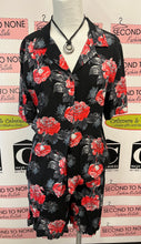 Cargar imagen en el visor de la galería, B&amp;W Rose Print Matching Shorts &amp; Shirt Set (Size S/M)
