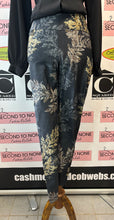 Charger l'image dans la galerie, Lisette Leaf Print Pants (Size 2)
