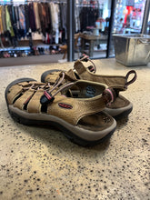 Cargar imagen en el visor de la galería, Keen Newport Tan Leather Sandals (Size 7.5)
