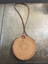 Cargar imagen en el visor de la galería, Round Ratan Crossbody Purse
