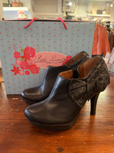 Charger l&#39;image dans la galerie, Poetic Licence Black Bling Bow Heel Booties (Size 8.5/EU 39.5)
