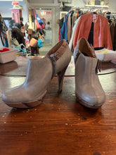 Charger l&#39;image dans la galerie, Poetic Licence Snake Skin Bow Heel Booties (Size 8.5/EU 39.5)
