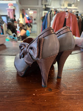 Charger l&#39;image dans la galerie, Poetic Licence Snake Skin Bow Heel Booties (Size 8.5/EU 39.5)
