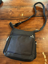 Charger l&#39;image dans la galerie, TravelOn Crossbody Bag
