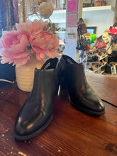 Cargar imagen en el visor de la galería, Vionic Black Booties (Size 9.5)
