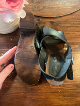 Charger l&#39;image dans la galerie, Kenneth Cole Wooden Heel Sandals (Size 7)
