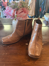 Charger l&#39;image dans la galerie, Tan Square Toe Ankle Boot (Size 7/Men’s 5.5)
