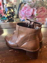 Charger l&#39;image dans la galerie, Tan Square Toe Ankle Boot (Size 7/Men’s 5.5)
