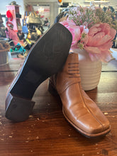 Charger l&#39;image dans la galerie, Tan Square Toe Ankle Boot (Size 7/Men’s 5.5)
