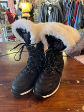 Load image into Gallery viewer, Wind River Soft Lined Boots (Size 9)
