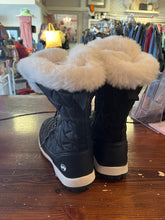 Load image into Gallery viewer, Wind River Soft Lined Boots (Size 9)
