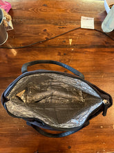Cargar imagen en el visor de la galería, Roots Black Lunch Bag

