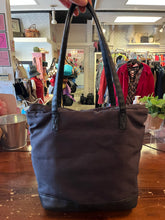 Cargar imagen en el visor de la galería, Roots Black Lunch Bag
