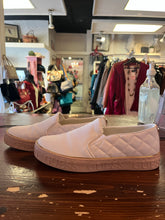 Charger l&#39;image dans la galerie, Guess White Slip On Shoes (Size 7)
