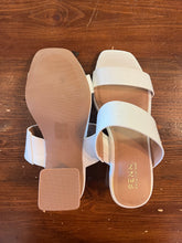 Charger l&#39;image dans la galerie, Pennington’s White Heeled Sandals (Size 7)
