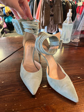 Charger l&#39;image dans la galerie, Le Chateau ‘Luxe’ Suede Heels (Size 10)
