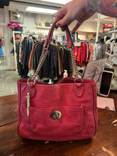Cargar imagen en el visor de la galería, Coach Poppy Pebbled Pink Leather Shoulder Bag
