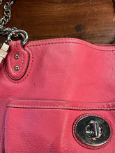 Cargar imagen en el visor de la galería, Coach Poppy Pebbled Pink Leather Shoulder Bag
