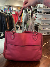 Cargar imagen en el visor de la galería, Coach Poppy Pebbled Pink Leather Shoulder Bag
