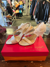 Charger l&#39;image dans la galerie, Kate Spade Ivory Flower Heels with Box (Size 7.5)
