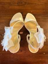 Charger l&#39;image dans la galerie, Kate Spade Ivory Flower Heels with Box (Size 7.5)
