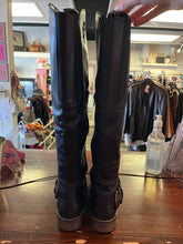 Cargar imagen en el visor de la galería, Black Leather Buckle Boots (Size 8)
