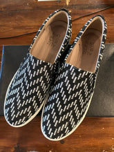 Charger l&#39;image dans la galerie, Naturalizer Black &amp; White Chevron Sneakers (Size 8.5)
