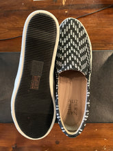 Charger l&#39;image dans la galerie, Naturalizer Black &amp; White Chevron Sneakers (Size 8.5)
