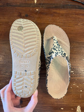 Cargar imagen en el visor de la galería, Animal Print Crocs Flip-Flops (Size 8)
