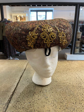 Cargar imagen en el visor de la galería, Decorative Medieval Tudor Cap
