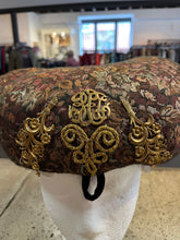 Cargar imagen en el visor de la galería, Decorative Medieval Tudor Cap
