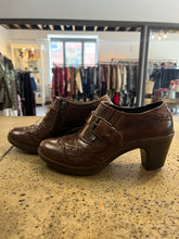 Load image into Gallery viewer, *AS IS* Vintage Josef Seibel Brown Booties (Size 5)
