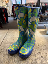 Cargar imagen en el visor de la galería, Sperry Blue &amp; Green Printed Rain Boots (Size 8)
