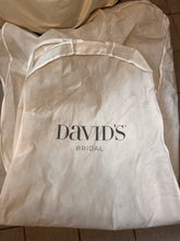 Charger l'image dans la galerie, David’s Bridal Ivory Wedding Dress with Bag (Size 12)
