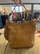 Charger l'image dans la galerie, Louenhide Tan Shoulder Bag

