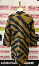 Cargar imagen en el visor de la galería, Bold Print H&amp;M Dress Coat (Size 2)
